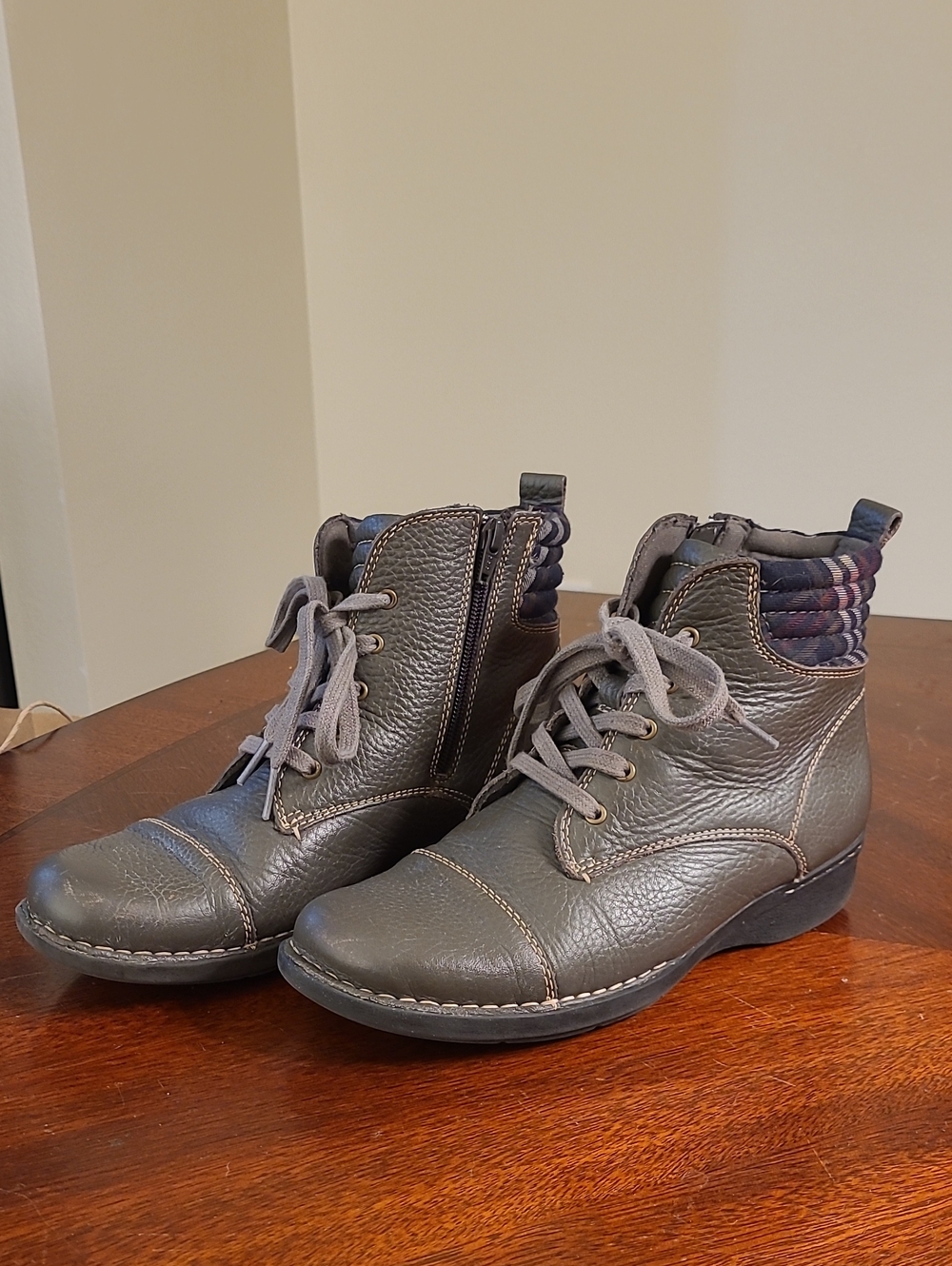 Clarks Whistle Bea Lace-Up Zip Ankle Boots Pebbled Leather Size 7.5 Eu 38